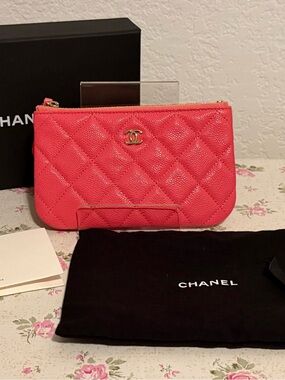 CHANEL Authentic Pink Caviar Leather Zip Coin Pouch with Gold CC